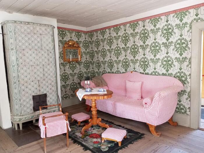Stadskvarteretの邸宅の豪華な家具が並んだ内観