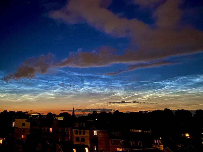 2026年7月26日リボン状や渦巻き状の筋が空全体へ広範囲かつ鮮やかに広がる夜光雲