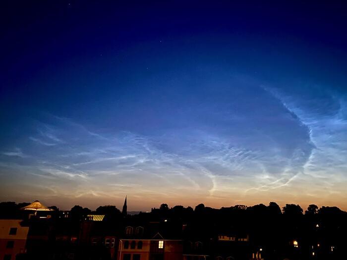 2025年7月8日夜光雲　渦巻き状と波状の筋が混ざり合って青白く光る夜光雲