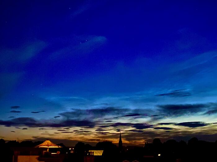 2026年6月10日　薄いシート状に広がり夜空をぼんやり覆うベール状の夜光雲