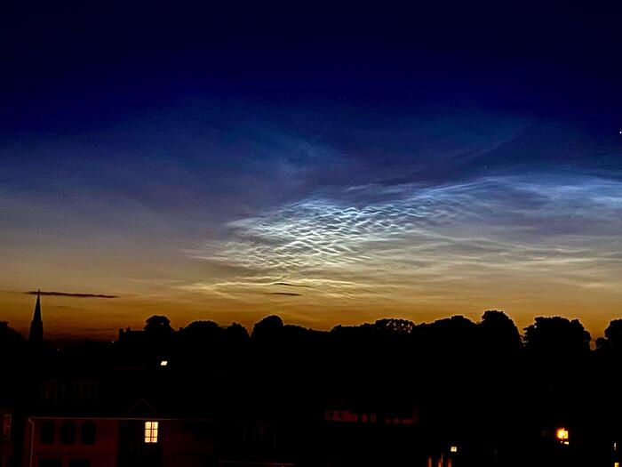 2026年6月29日夜光雲　渦巻き模様と網の目のような筋が複雑に交差する夜光雲
