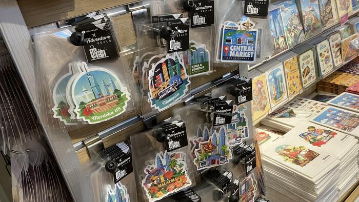 セントラルマーケット1階にあるPaper Adventures by Loka Madeのショップ。ポストカードをお土産に購入していました