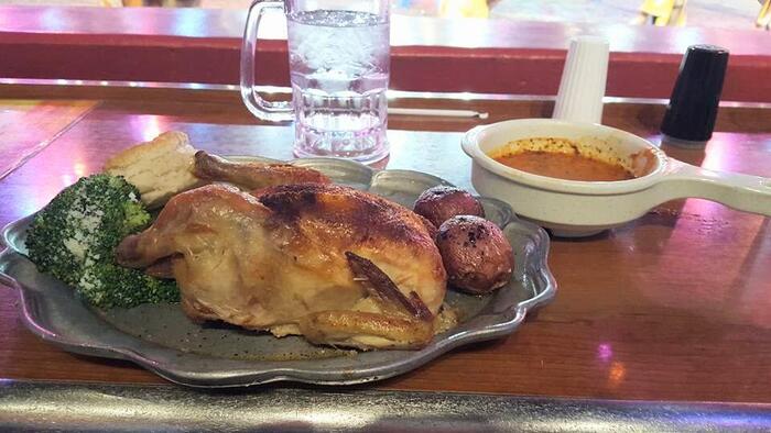 ボリュームたっぷりの鶏の丸焼き