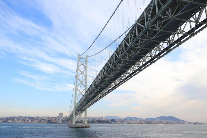 「光のテラス」から望む明石海峡大橋