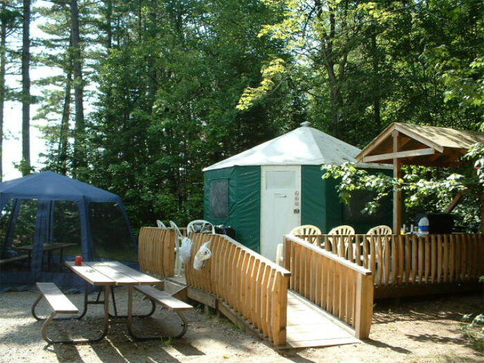 カナダの自然公園キャンプ場にあるユルト（Yurt）（Photo by: Fungus Guy CC BY-SA 3.0, via Wikimedia Commons）
