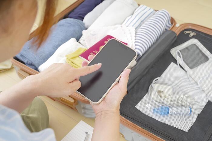 旅行の準備中の女性