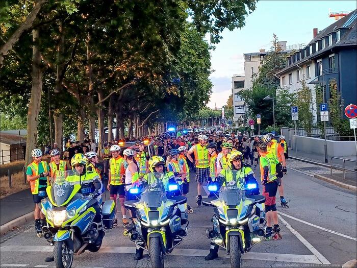 警察バイクの先導で街を滑走。これが毎週行われる無料イベントとは驚きです