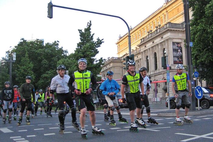 反射ベストを着たボランティアスタッフと一緒だから心強い