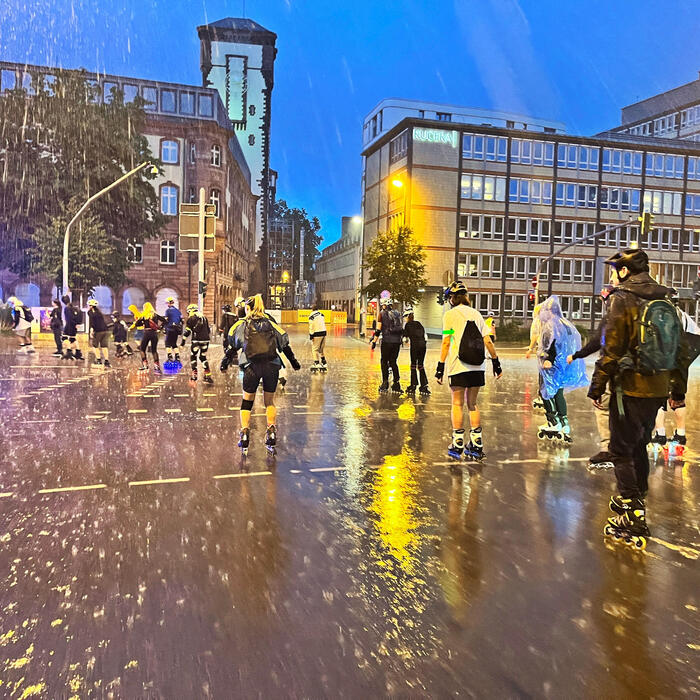 安全上の問題がなく参加者もいれば、雨天でも開催されます