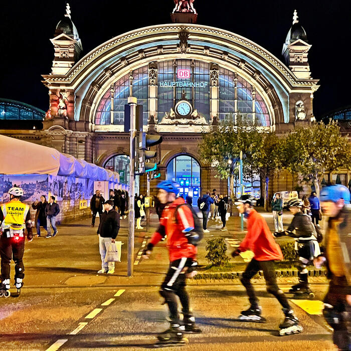 フランクフルトの玄関口、フランクフルト中央駅前も颯爽と滑走