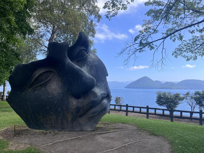 「イゴール・ミトライ」の「月の光」という作品（有珠山噴火記念公園付近）