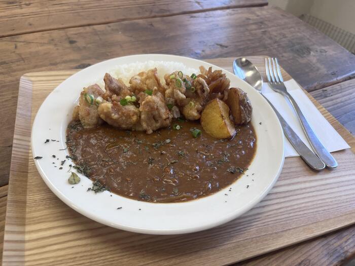 この日の私は食堂「TSUDOU（つどう）」で「伊達めぐみのからあげカレー」をセレクト