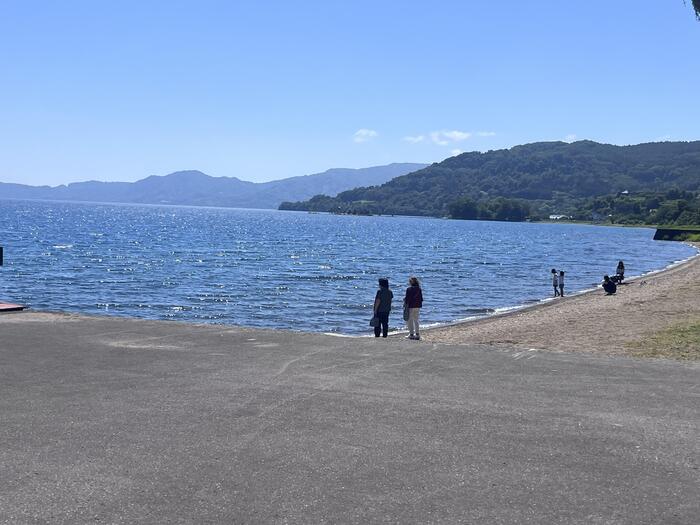 建物の向こうに広がるまるで海のような洞爺湖。寄せては返す波と戯れることができます