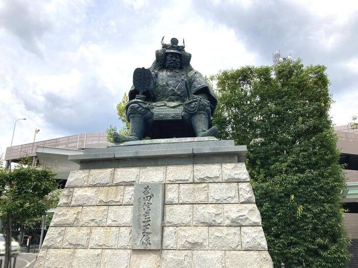 甲府駅前の武田信玄公の銅像