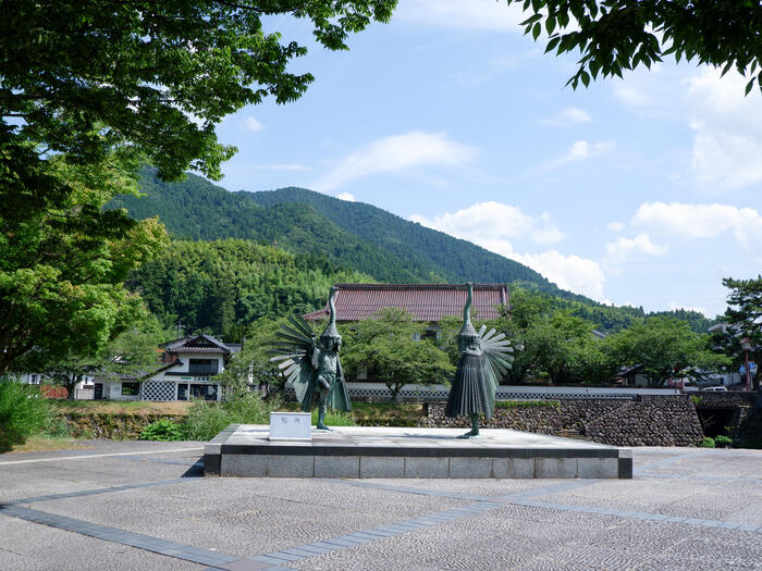 町中に建てられた「鷺舞神事」のモニュメント