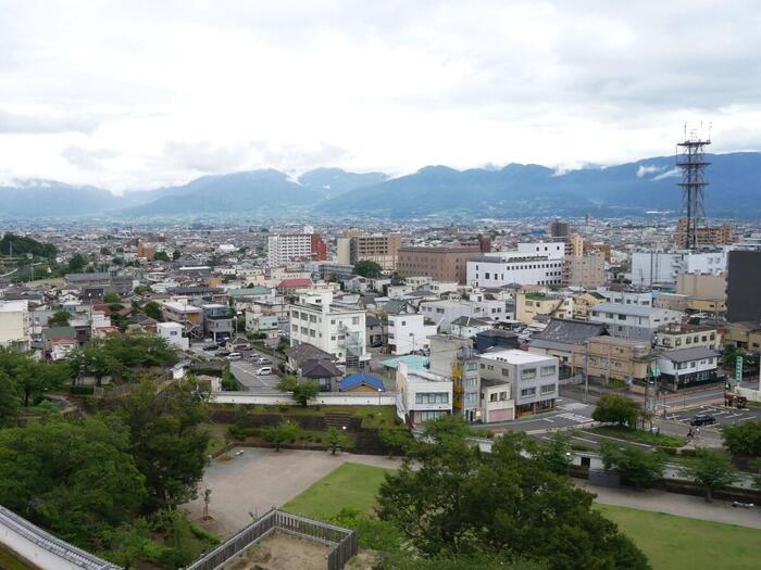 雄大な山々に囲まれた甲府盆地を一望できる