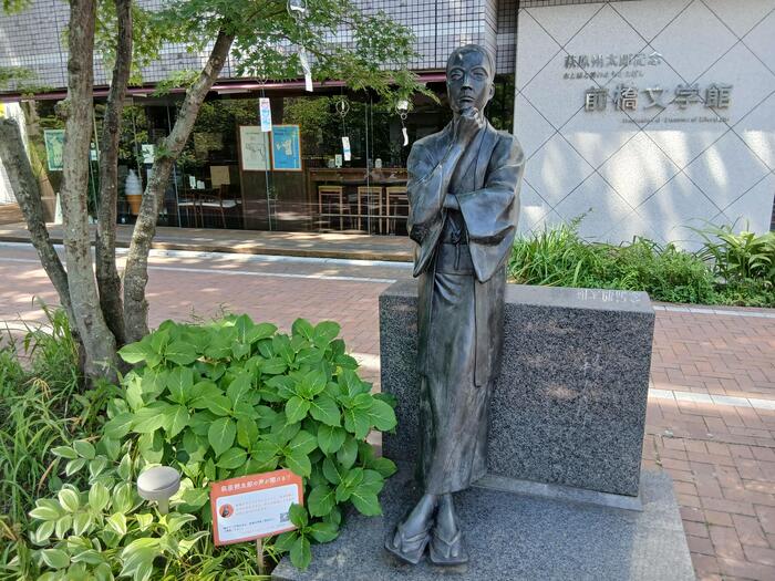 萩原朔太郎の銅像も建っています。広瀬川の流れに耳を澄ませながら詩を浮かべている朔太郎の姿でしょうか