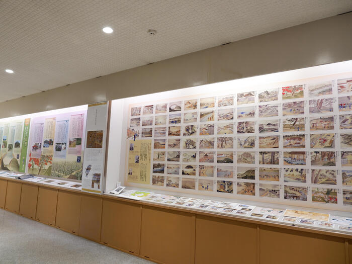 館内では百景図の解説がずらりと並びます