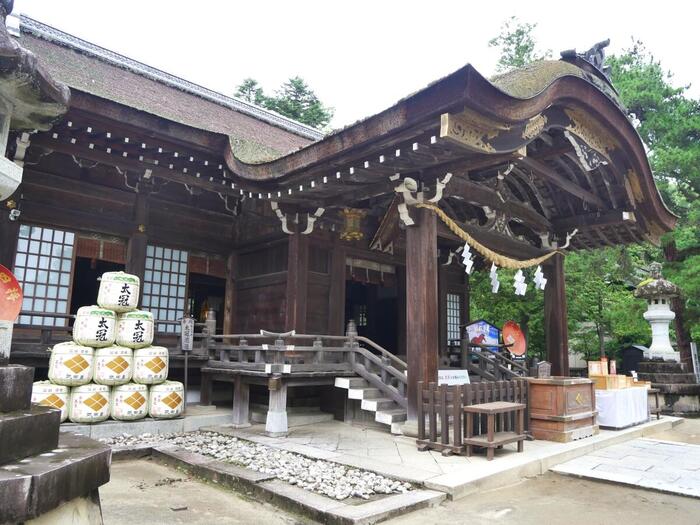 荘厳な本殿。あちこちを彩る武田家の家紋にご注目