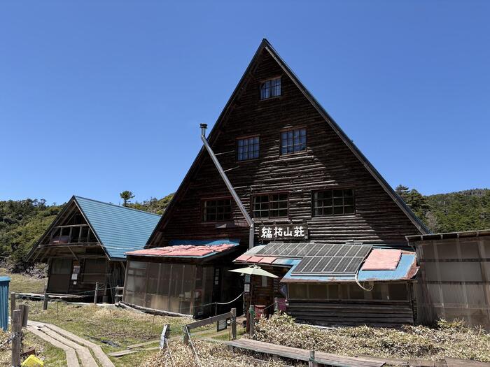 青い屋根が目印の縞枯山荘