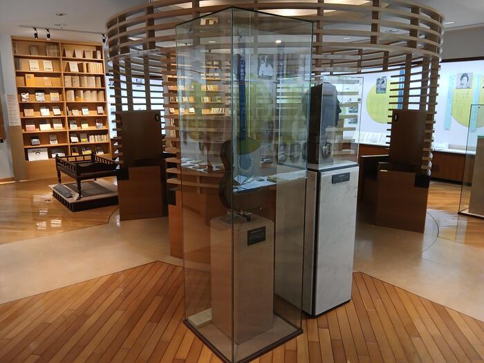 朔太郎の遺品や原稿、関係する資料がたくさん展示されている
