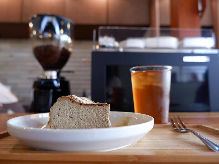 季節に合わせたブレンドティーとざら茶バスクチーズケーキ