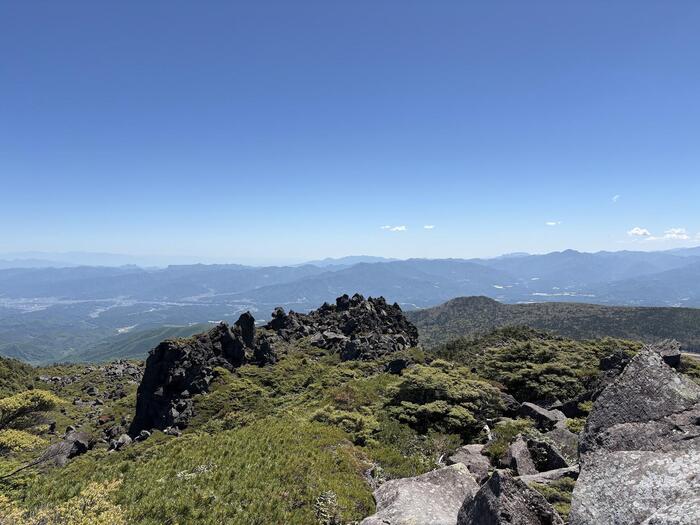 ギザギザとした岩の稜線が続く