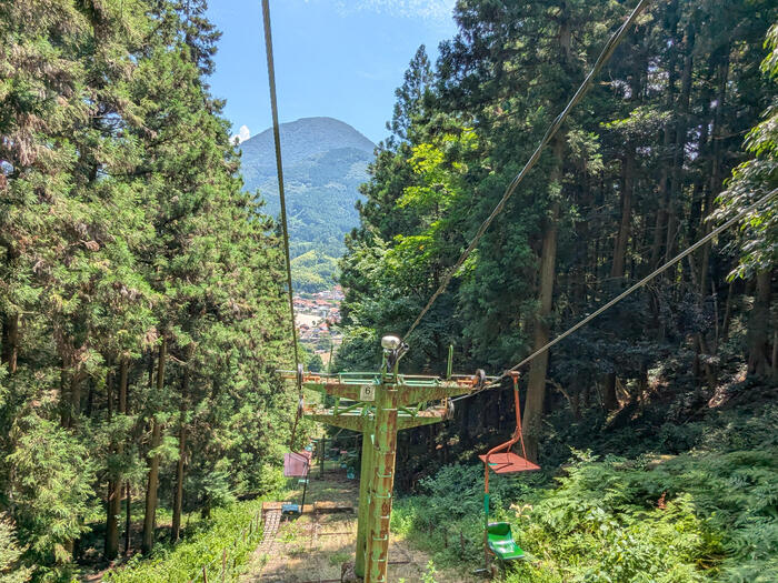 下りでは百景図にも登場する町のシンボル「青野山」が目の前に