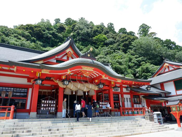 鮮やかな朱塗りの社殿