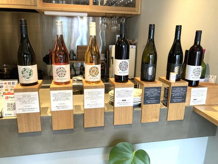 自社農園のブドウで作られたワインが並ぶ「SPRING WINE」のカウンター