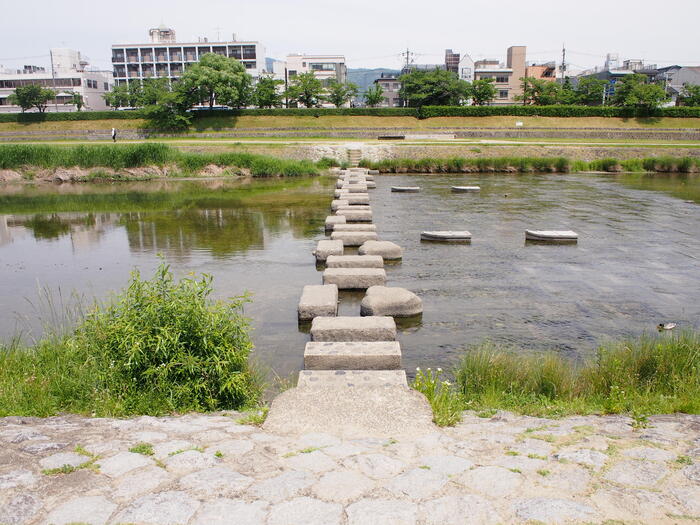 すぐ近くには鴨川の飛び石。ここもドラマのロケ地になりました。