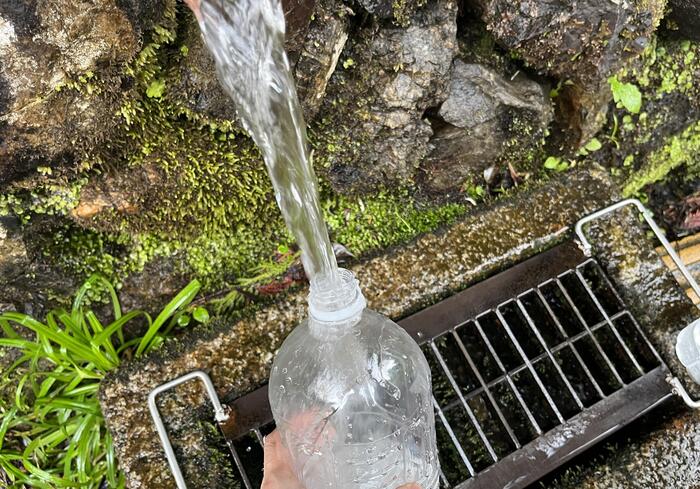 湧き水なので煮沸し、コーヒーやお茶を入れるのに使用します。