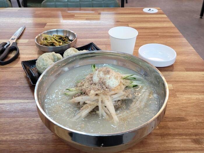 弾力のある黒っぽい麺とシンプルで酸味が効いたスープはさわやかな味わい