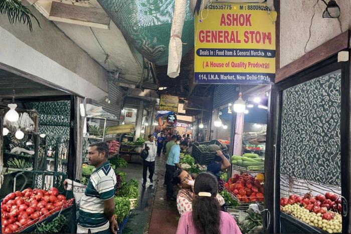 インドのお店が立ち並ぶ通り
