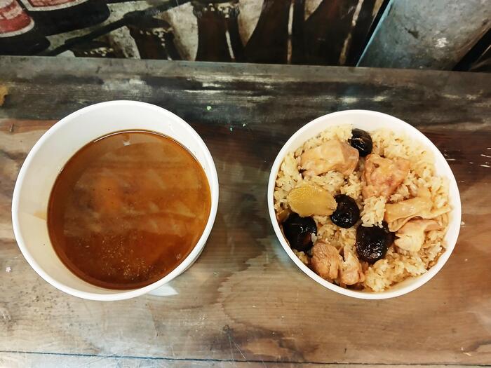 写真右が「麻油雞飯（120元）」。スープは別にオーダーします