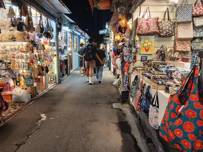 洋服や雑貨のお店も数多く並んでいます