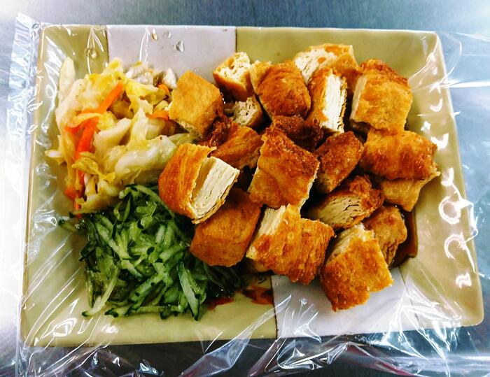 揚げてあり食べやすい臭豆腐です。食べたことのないものにもチャレンジして、いろいろなグルメを楽しんでみてください！