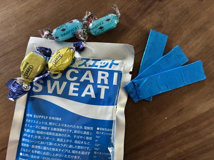 水分補給用に準備したスポーツドリンクとキャンディ・ガム