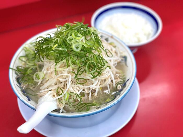 もやしとネギが山盛りにトッピングされたラーメン福の一杯