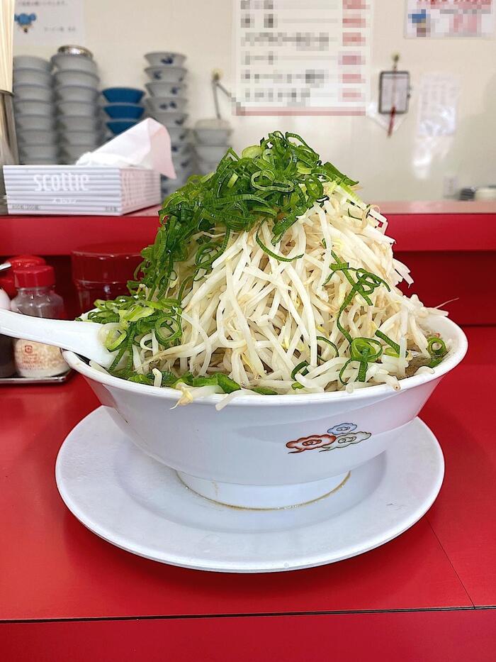 「野菜多め・並肉」でボリューム満点に盛られたラーメンタワー