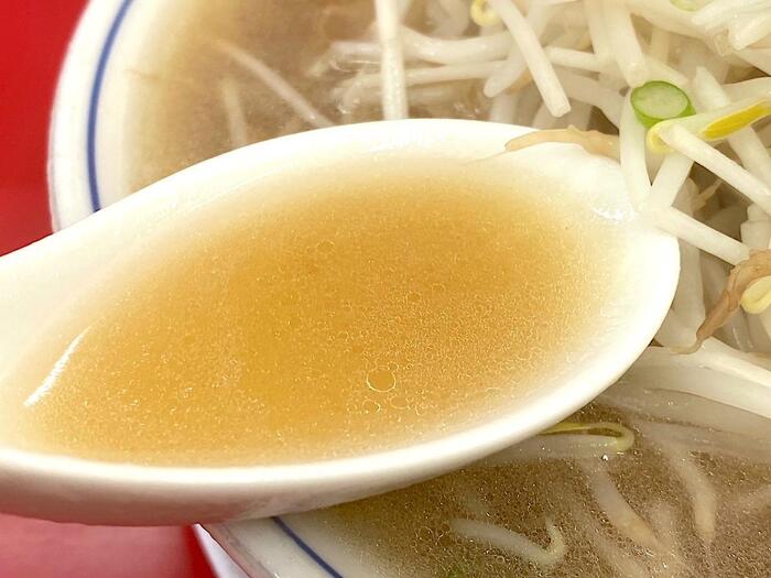 透き通るスープともやしが合わさったラーメン福の丼