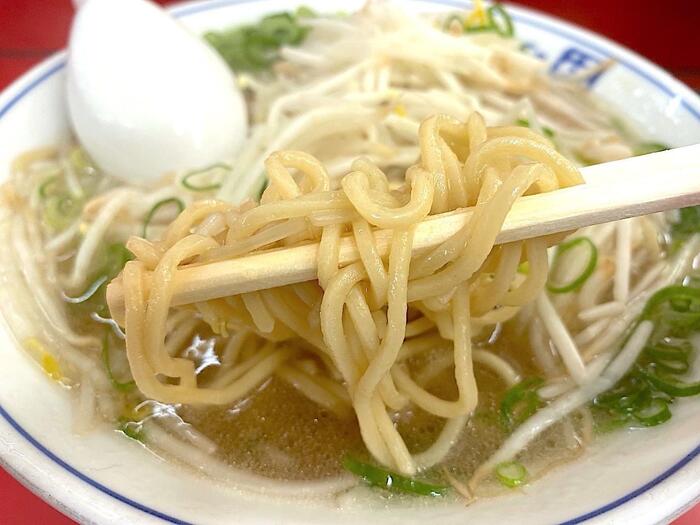スープがよく絡んだラーメン福の特製中太麺