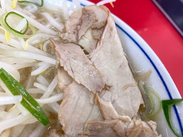どんぶりいっぱいに敷き詰められた不揃いな並肉チャーシュー