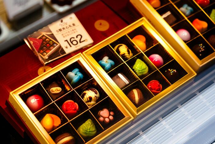 色とりどりのチョコレートが入ったギフトボックス