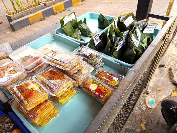 市場に並ぶ、ナシゴレンなどパックに入ったお弁当など