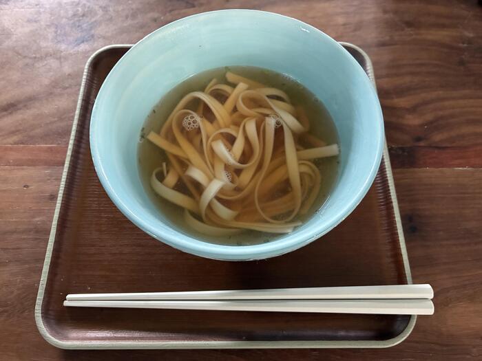 乗車前に消化を考慮して用意されたシンプルな半人前の素うどん