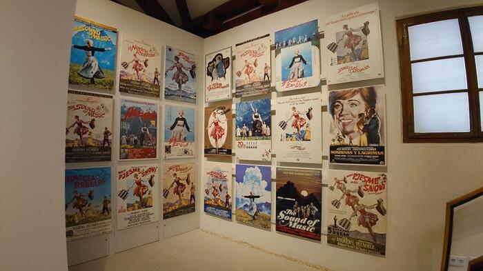 ミュージカルのポスターコレクションの展示