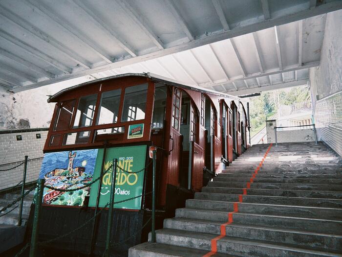 1912年から稼働しているモンテ・イゲルド展望台へ続くレトロな木製ケーブルカー