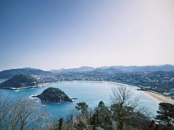 モンテ・イゲルド山頂の展望台から見下ろすラ・コンチャ湾とサン・セバスティアン市街のパノラマ絶景