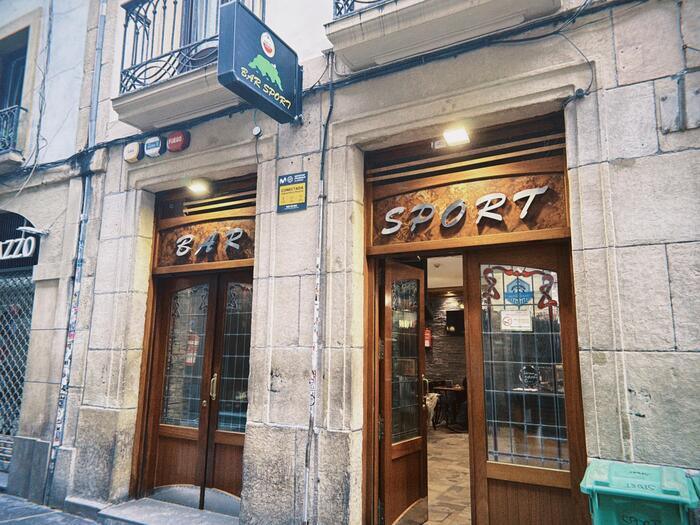 サン・セバスティアン旧市街の賑やかな人気バル「バル・スポルト」の店舗外観